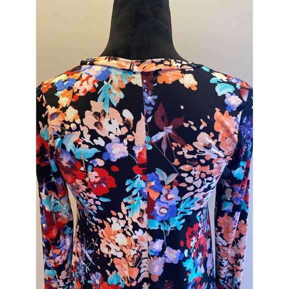 Floral Blouse Size Small to Medium Pinks Blues Rounded Neck Hi Low Hem Top CUTE! - Picture 6 of 9